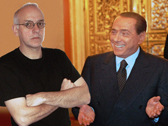 man beachte die undurchkämmte unterarmbehaarung